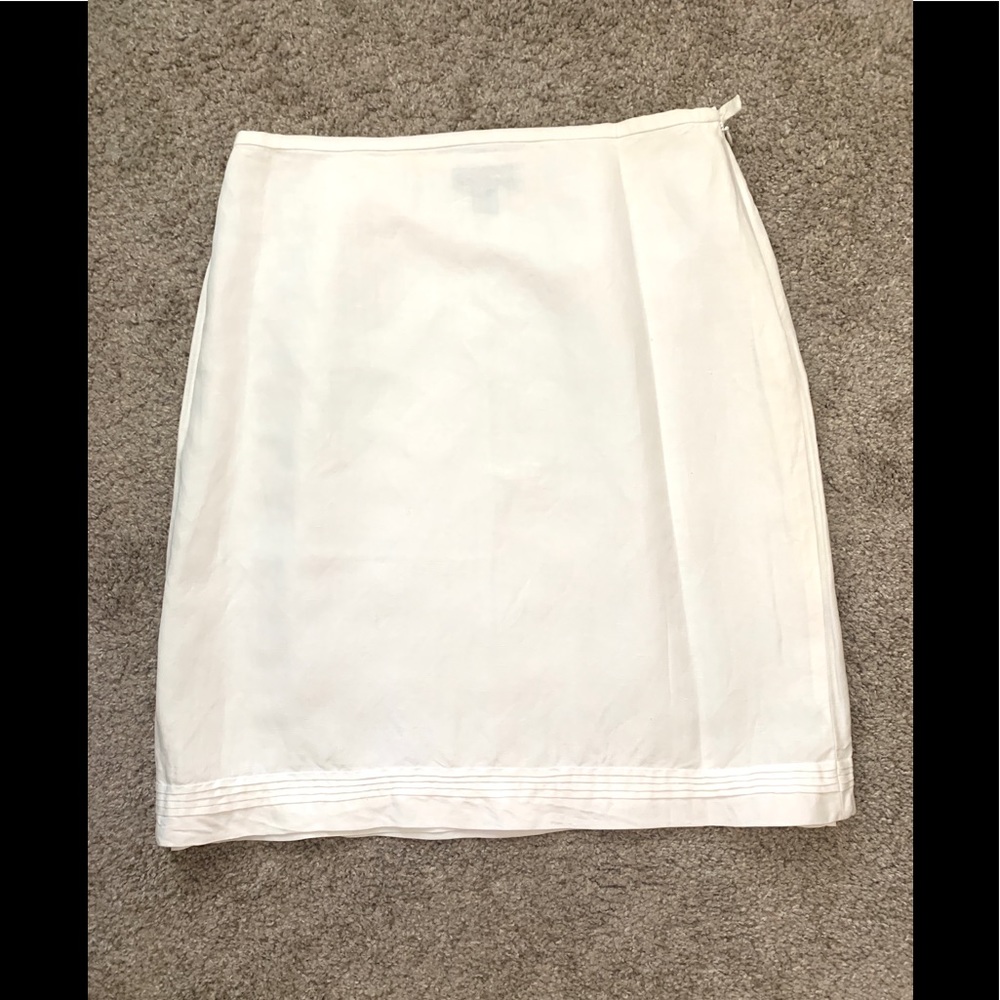 Ann Taylor light weight white skirt size 12